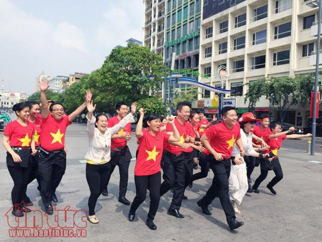 Mỏi tay bán cờ, áo cổ vũ U23 Việt Nam ảnh 7